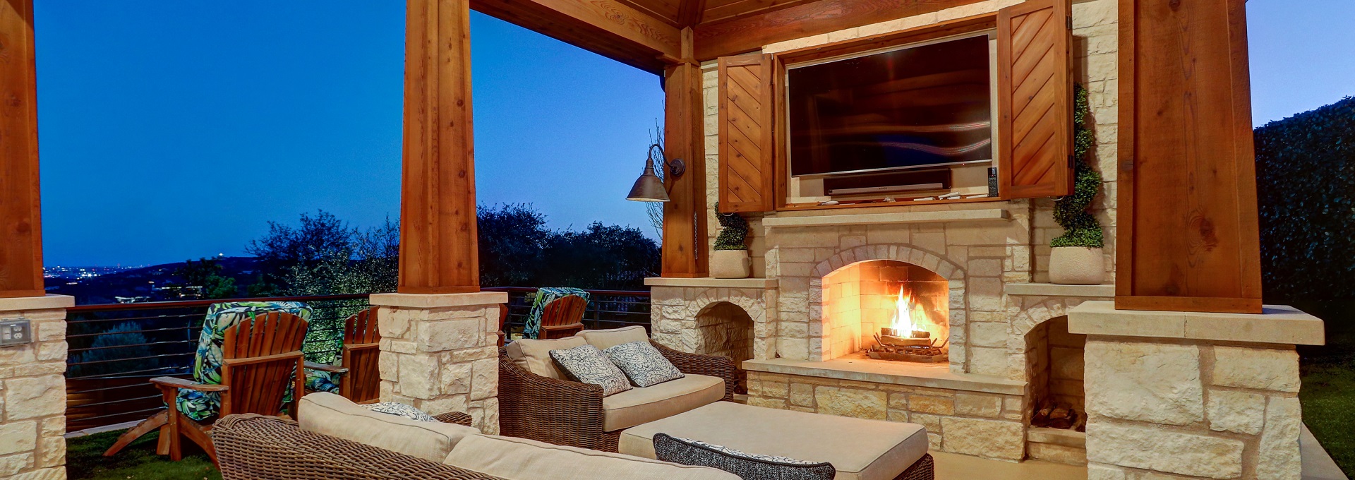 FIRE PITS & OUTDOOR FIREPLACES